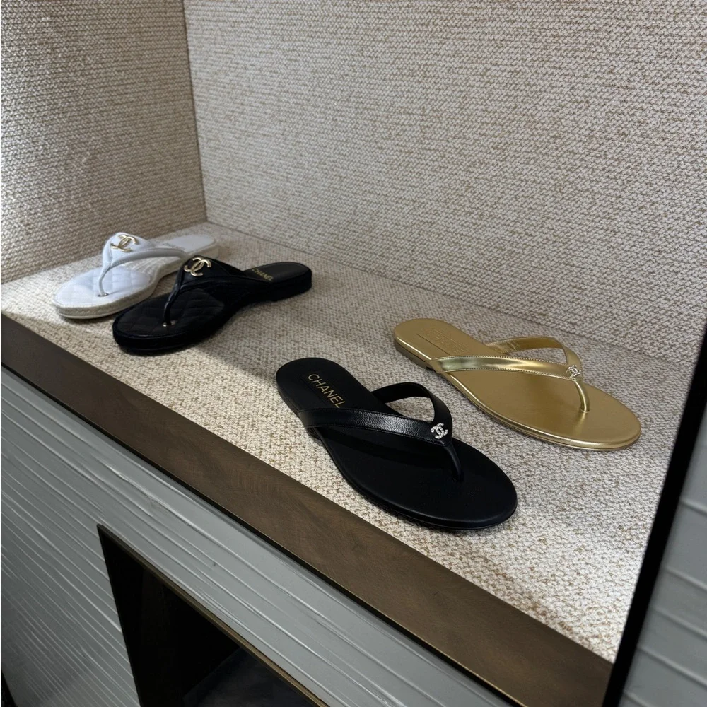 Chanel 25A Black Leather Flip Flops | NIB | Size 39 - Picture 4 of 12